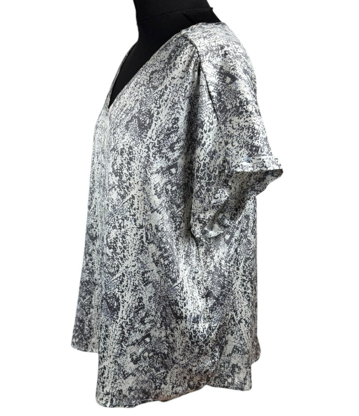 Avon Satin Blouse Top Women's UK Size 18/20 Vneck Animal Print Silver